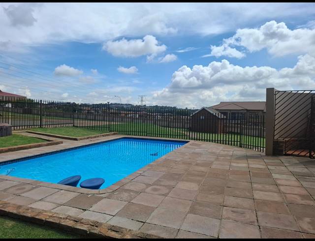 2 BEDROOM TOWNHOUSE FOR SALE IN MONDEOR